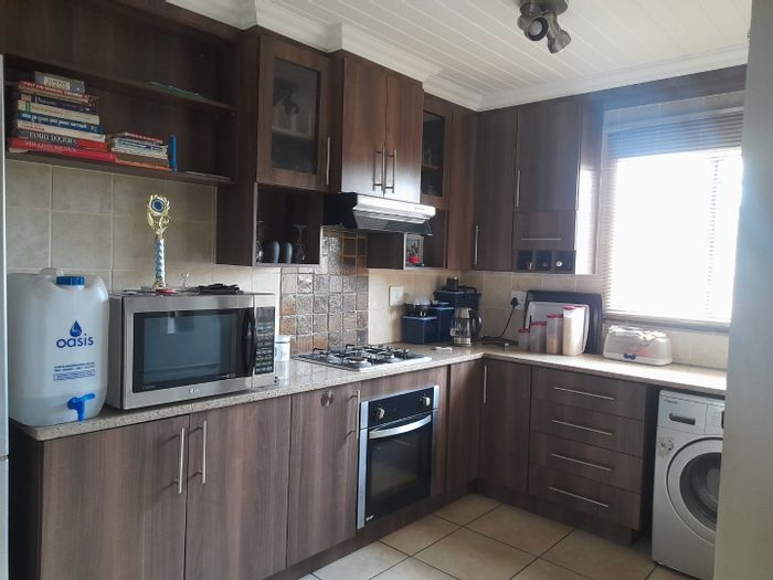 For Sale: Townhouse in Andeon AH with balcony, braai area, and secure parking.