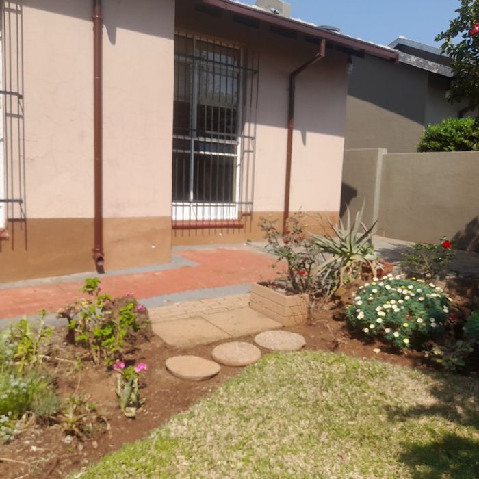 Florauna Townhouse For Sale: 3 bedrooms, garden view, open-plan kitchen, secure parking.