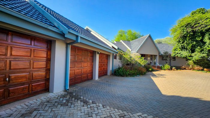 Spacious 5-bedroom house in Wilkoppies with pool, bar, and study. For Sale.