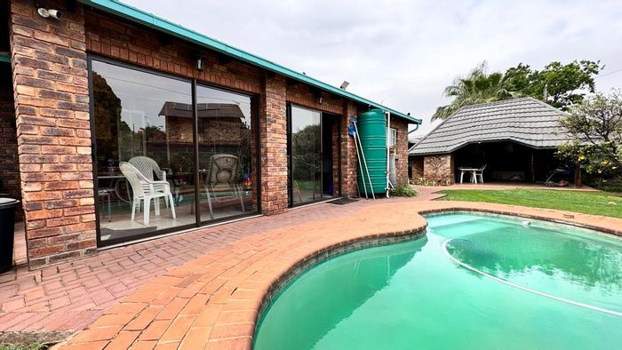 Doornpoort House For Sale: 3 beds, pool, flatlet, lapa, ample parking.