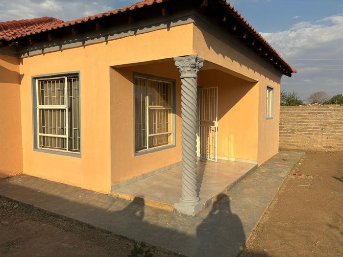 3-bedroom house to rent in Mmabatho Unit 14 with ensuite and carport.