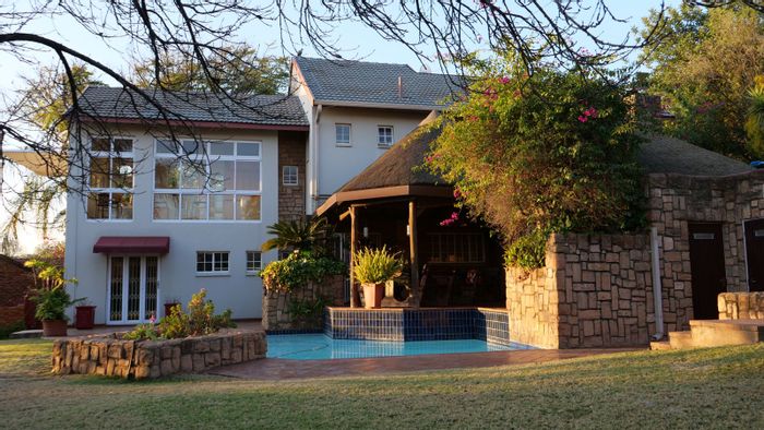 Faerie Glen House For Sale: 4 beds, pool, lapa, security features, spacious layout.