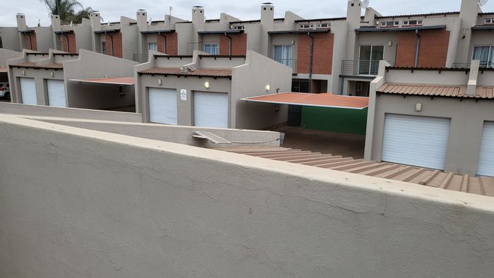 Bendor Townhouse To Rent: 3 bedrooms, open-plan living, patio with built-in braai.