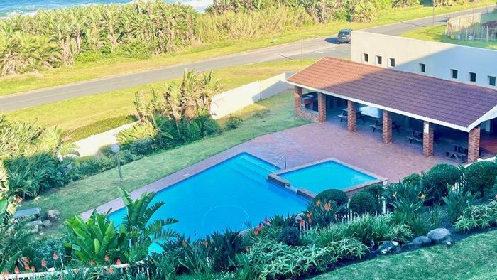 Uvongo Apartment For Sale: Beach access, pools, tennis court, fully furnished unit.