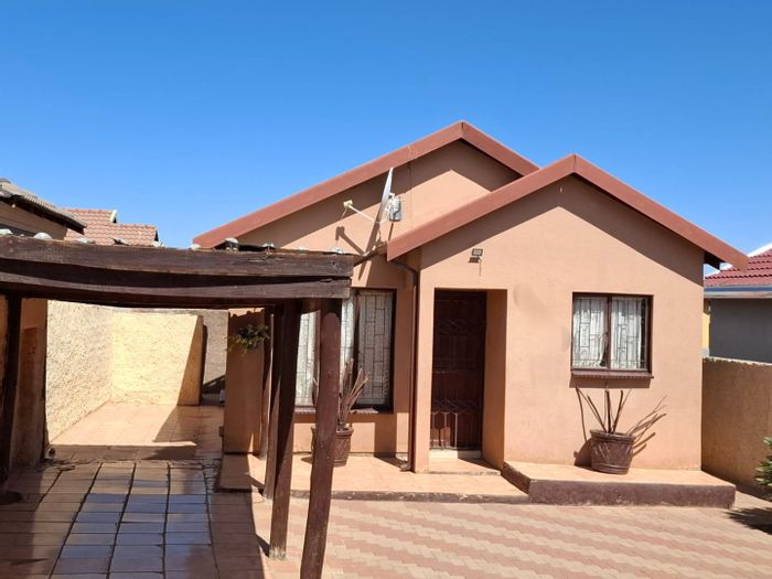 House for Sale in Soshanguve East: 2 bedrooms, gated parking, easy access to routes.