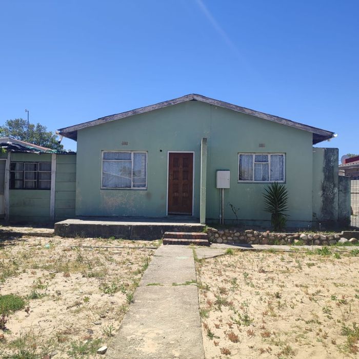 Uitsig House For Sale: 3 Bedrooms, Granny Flat, Ample Parking, Great Potential.