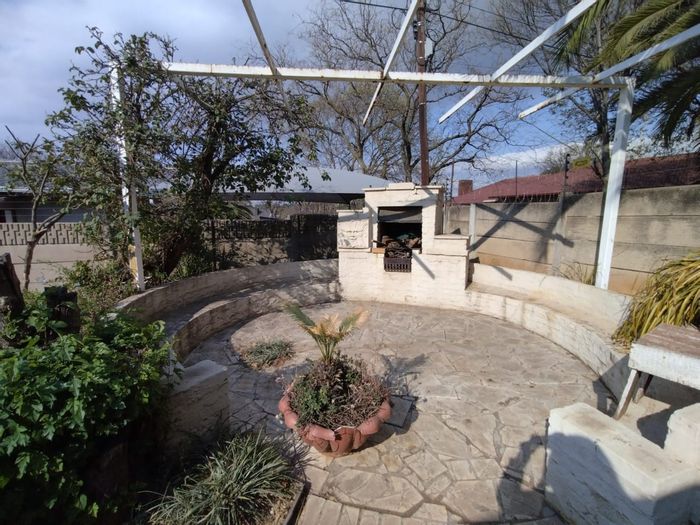 Edenvale Central House To Rent: 3 bedrooms, pool, braai area, and domestic quarters.