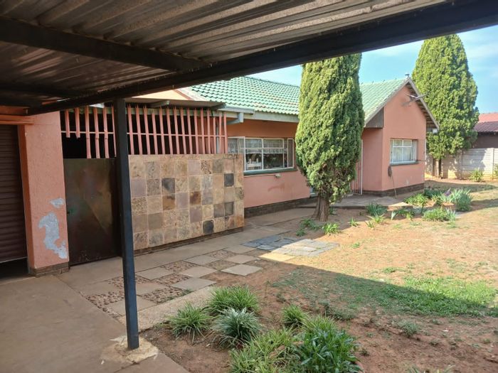 For Sale: 4-Bedroom House in Meiringspark Ext 4 with Pool and Double Garage.