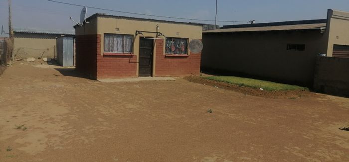 Investment Opportunity: House for Sale in Tsakane Central with Spacious Yard.