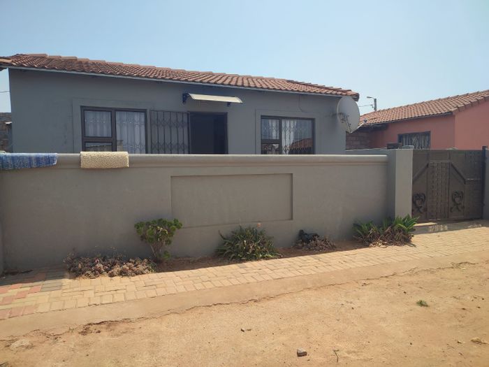 House For Sale in Chief A Luthuli Park: 2 beds, open plan, paved yard.