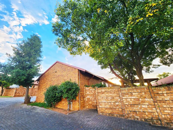 Eldoraigne Townhouse For Sale: Private unit, double garage, pool, and playpark access.