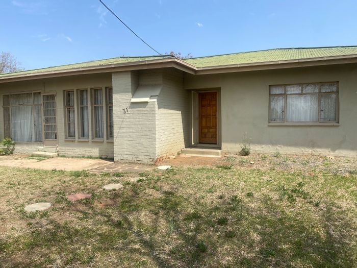 Three-bedroom house for sale in Noordhoek with garage, carport, and sunroom.