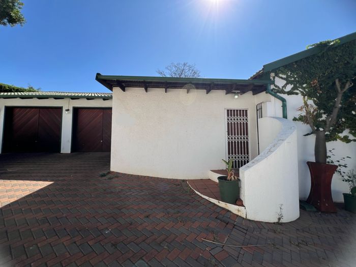 Garsfontein House For Sale: 4 bedrooms, pool, bar, garden, double garage.