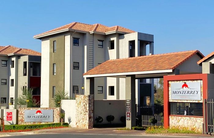 Lonehill Apartment To Rent: 3 Bedrooms, Gym, Pool, Security, Balcony, Fibre.