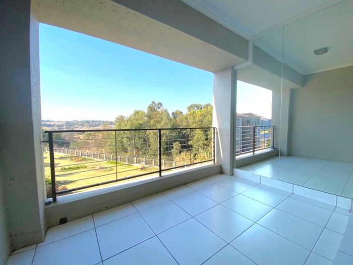 Fourways Apartment To Rent: 3 Bedrooms, Gym, Pool, Security, Balcony, Fibre.