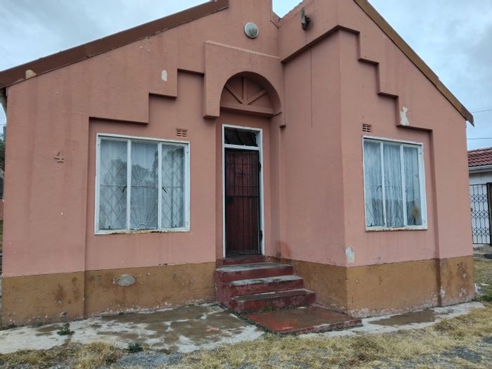 For Sale: House in Mbuqu with 2 bedrooms, garage, and spacious kitchen.