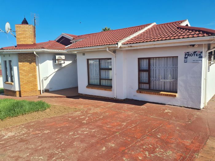 For Sale: Spacious Southernwood house with 3 beds, double garages, and extra rooms.