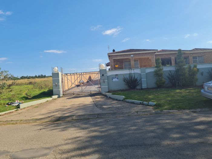 For Sale: Southernwood House with 7 bedrooms, garages, and student accommodation potential.