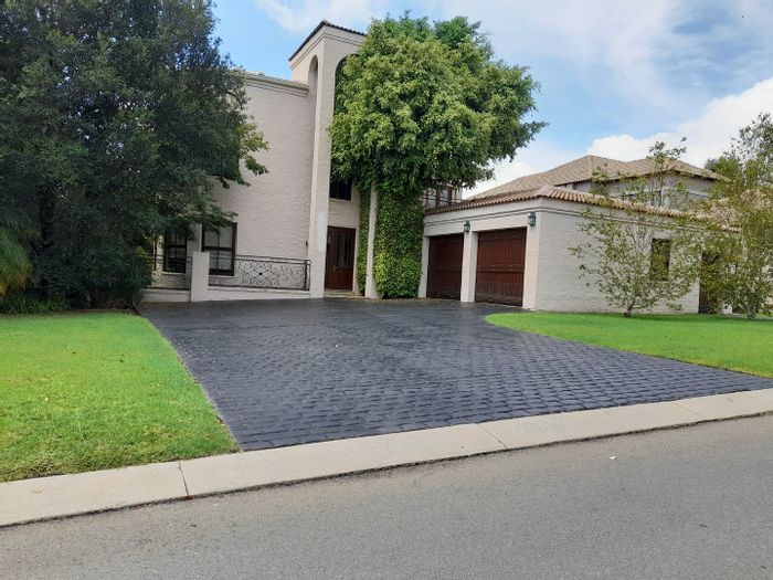 House for Sale in Blue Valley Golf Estate: Pool, 3 Garages, Clubhouse Access.