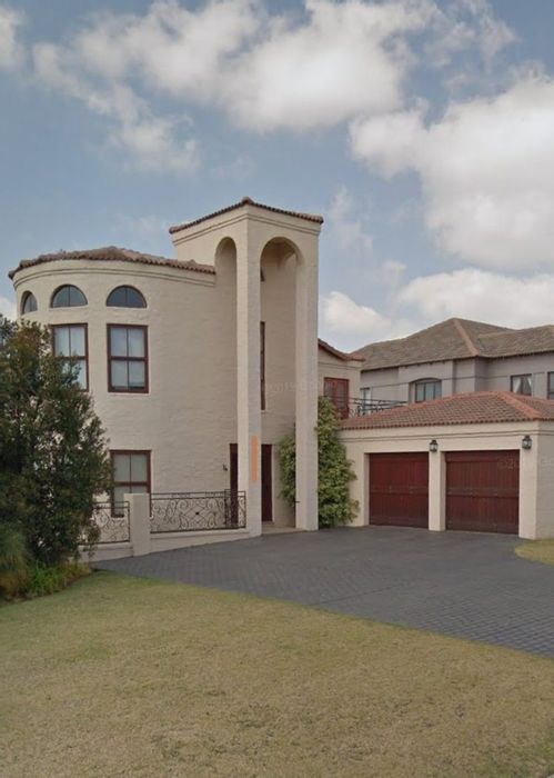 House for Sale in Blue Valley Golf Estate: Pool, 3 Garages, Clubhouse Access.