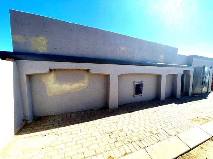 For Sale: Tembisa Central house with 2 rooms, 7 rental units, and parking.