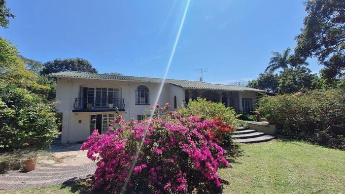 Umtentweni House For Sale: Spacious home, garden cottage, pool, and flat potential.