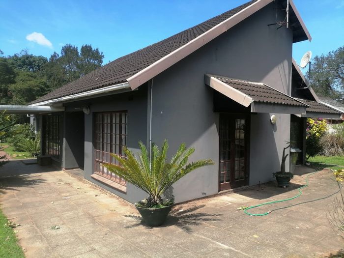 For Sale: House in Kwambonambi Central with kitchen, lounge, garage, and family bathroom.