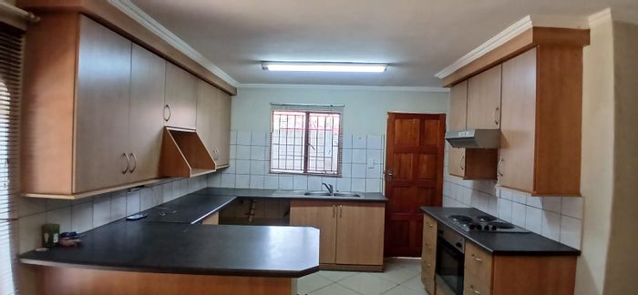 Heuweloord House To Rent: 3 bedrooms, garden with braai, carport for 2 vehicles.