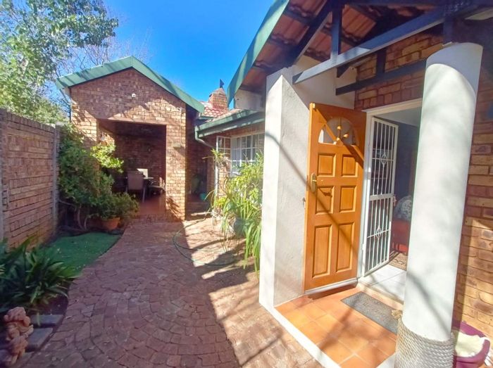 Clubview Townhouse To Rent: 2 beds, garden, pool, pet-friendly, double garage.