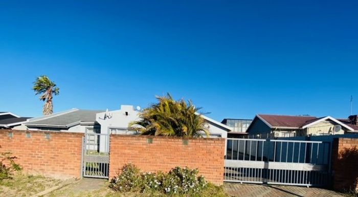 Spacious 5-bedroom house in Southernwood, ideal for family or redevelopment opportunities. For Sale.