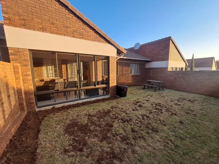 Mooikloof Ridge Townhouse To Rent: Garden, secure complex, open plan living.