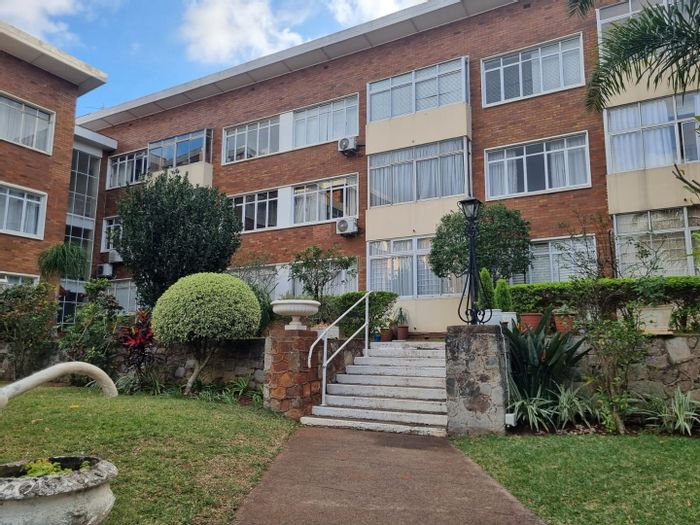 For Sale: Musgrave Apartment with 2.5 bedrooms, parking bay, and fitted kitchen.