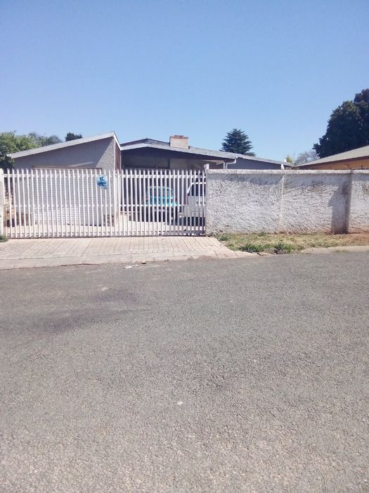 Sophiatown House For Sale: 3 Bedrooms, spacious land for development, secure parking.