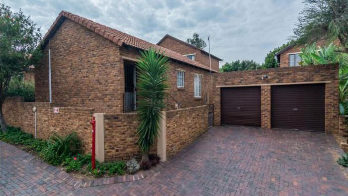 3 Bedroom Townhouse for Sale in Wilgeheuwel with garden, pool, and air conditioning.