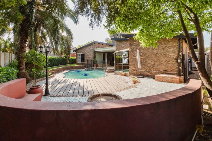 For Sale: 4-bedroom house in Glen Marais with pool, garden, and double garage.