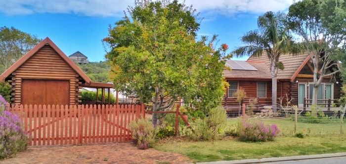 House For Sale in Wilderness Central: 3 beds, deck, braai room, solar power.