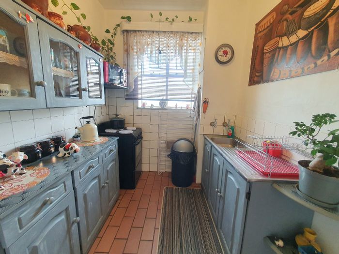 For Sale: 2-Bedroom Apartment in Sunnyside with Garage, Near Amenities and Transport.