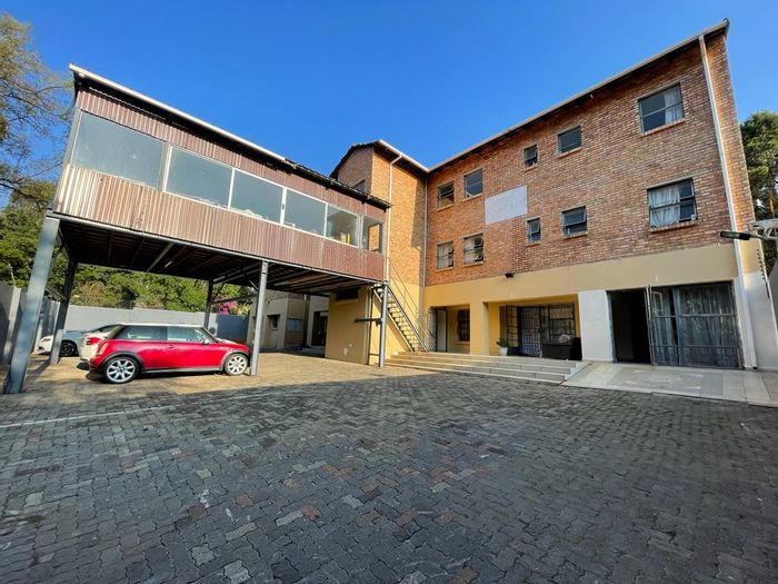 Cresta Apartment To Rent: 2 Bedrooms, secure parking, prepaid utilities, fitted kitchen.