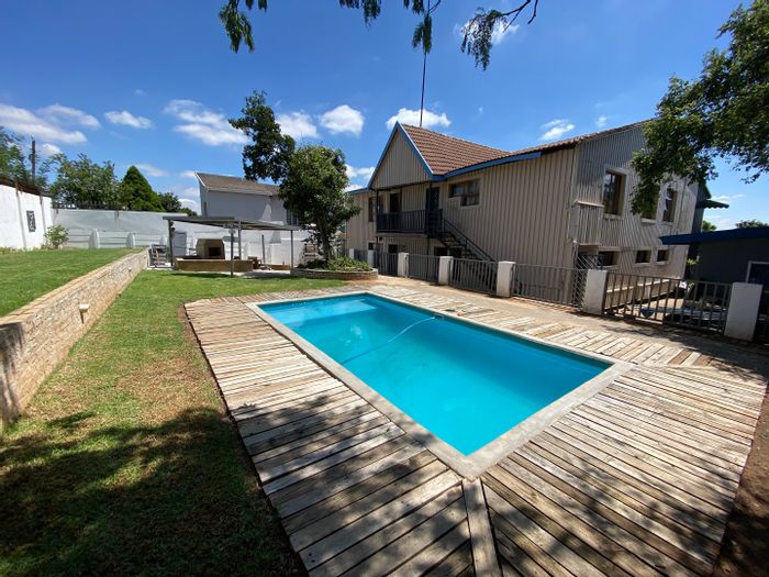 Randpark Ridge Apartment To Rent: 2 Bedrooms, Pool, Security Cameras, Prepaid Utilities.