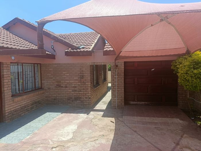 African Jewel House For Sale: 3 bedrooms, ensuite, garage, electric fence, near schools.