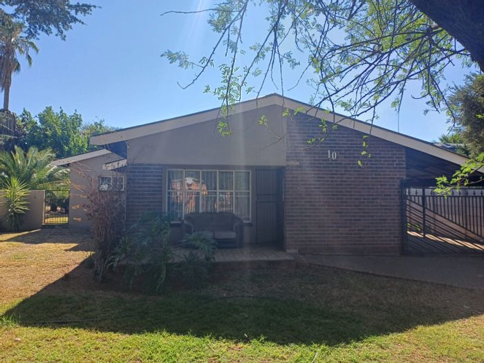 3 Bedroom house for sale in Orkney Central with borehole and double garages.