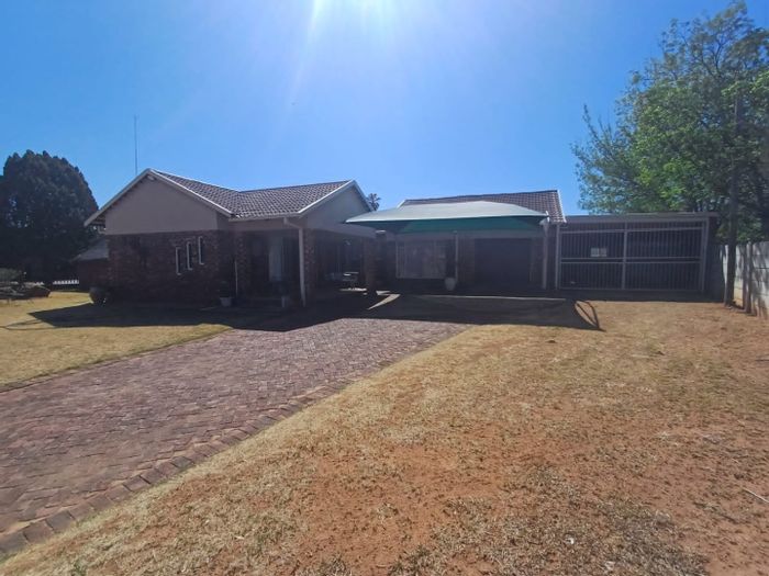 For Sale: House in Orkney Central with spacious backyard and entertaining lapa.