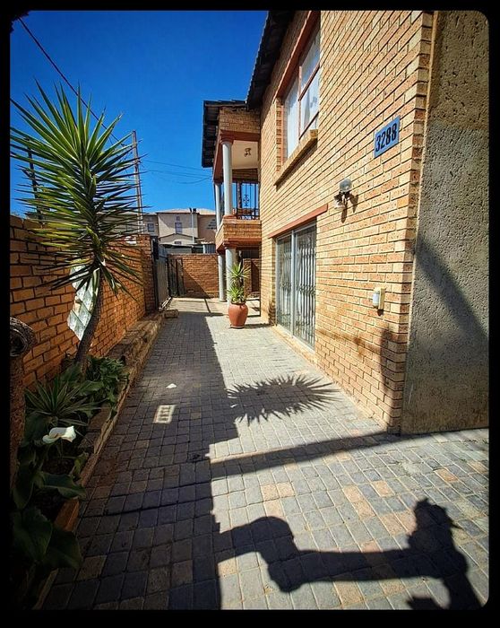 7-bedroom rental house in Diepsloot, generating R10,000 monthly income. For Sale.