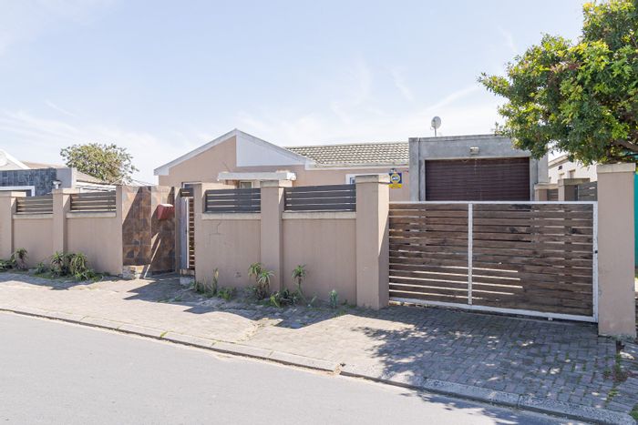 For Sale: House in Electric City with open-plan living, entertainment area, and backyard.