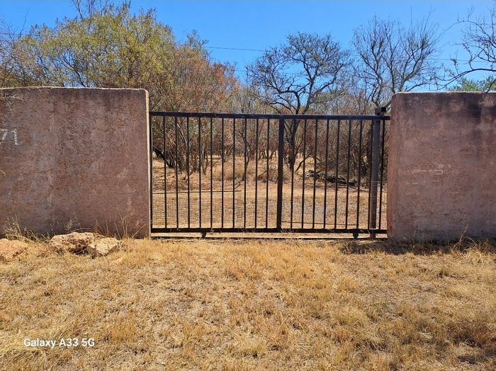 Kameelfontein Farm For Sale: Secure living, ample amenities, and potential for subdivision.