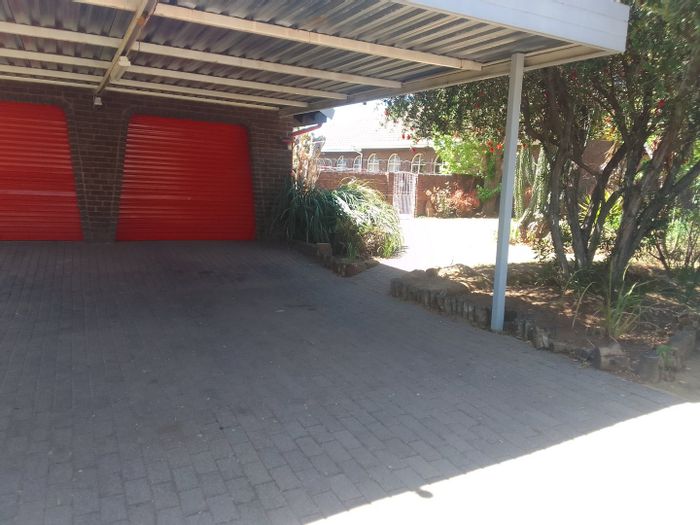 Heidelberg Proper House For Sale: 3 Bedrooms, spacious yard, lapa, security features.