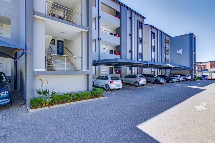 Ground floor apartment in Halfway Gardens for sale; clubhouse, secure estate, parking.