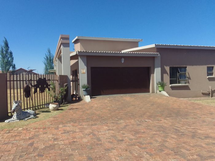 3 Bedroom townhouse to rent in Bergsig with garage, yard, and walk-in closet.