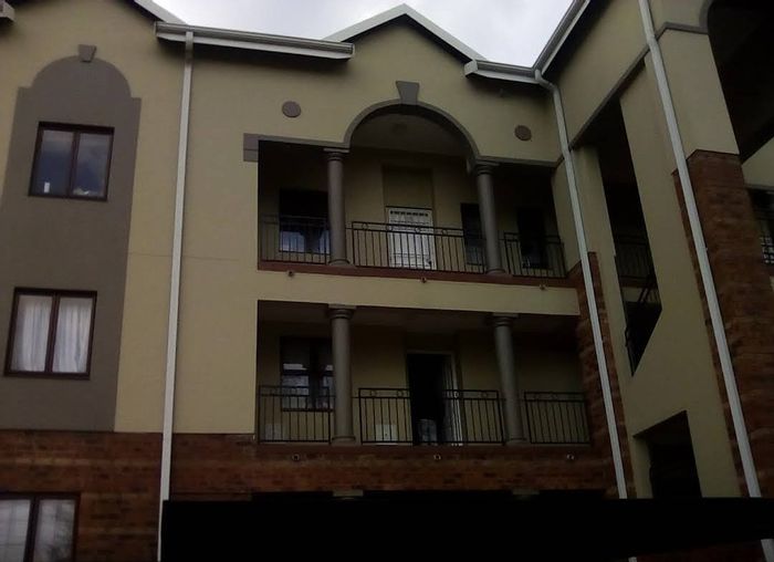 Bryanston Apartment To Rent: 2 beds, loft, balcony, pool, clubhouse amenities.