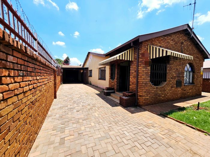 For Sale: House in Laudium Ext 2 with 3 beds, cottage, and ample parking.